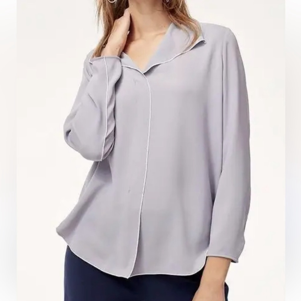 Aritzia Babaton Rena Blouse grey White Piping
Women’s size xs